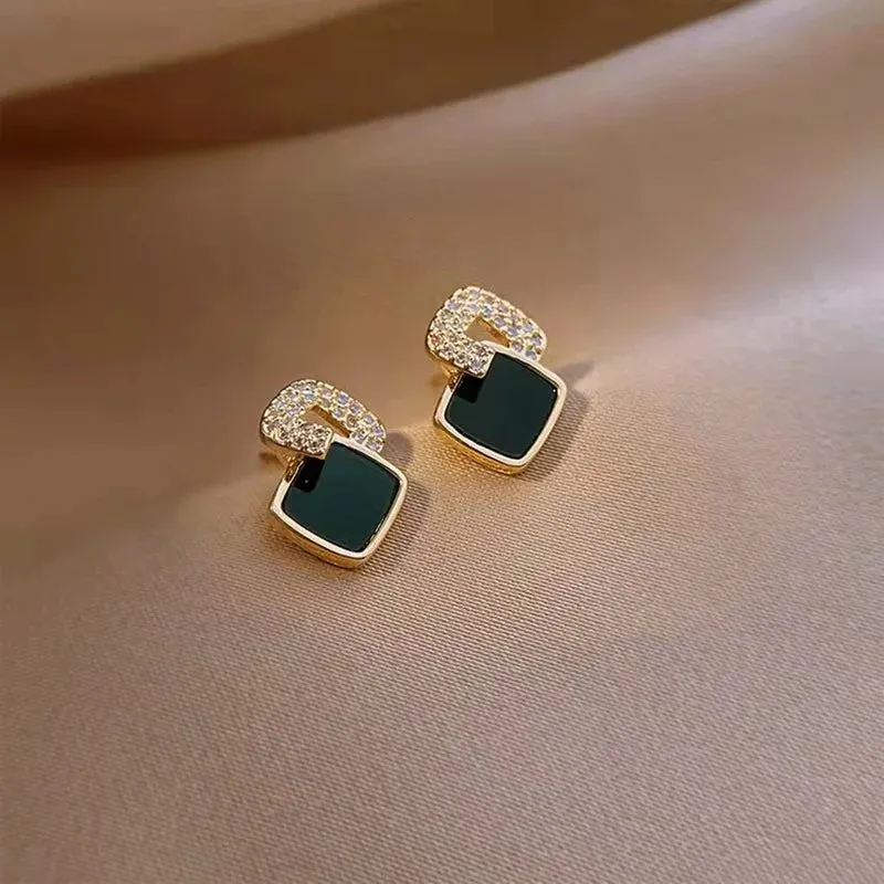Exquisite Zircon Small Triangle Ear Studs for Women Geometric Pearl Heart Shape Earrings Fashion Party Jewelry Gifts