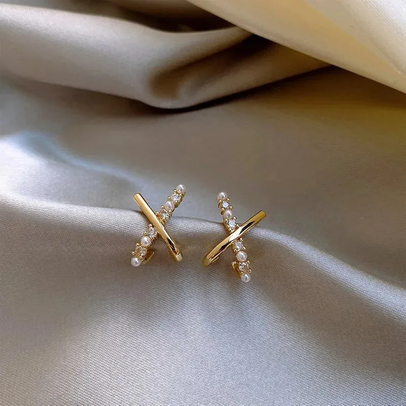 Exquisite Zircon Small Triangle Ear Studs for Women Geometric Pearl Heart Shape Earrings Fashion Party Jewelry Gifts