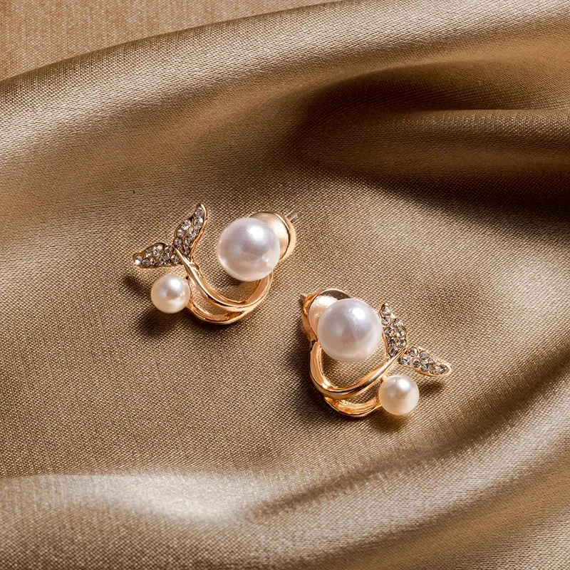 Exquisite Zircon Small Triangle Ear Studs for Women Geometric Pearl Heart Shape Earrings Fashion Party Jewelry Gifts