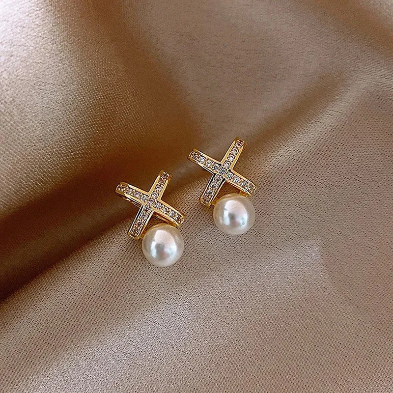 Exquisite Zircon Small Triangle Ear Studs for Women Geometric Pearl Heart Shape Earrings Fashion Party Jewelry Gifts