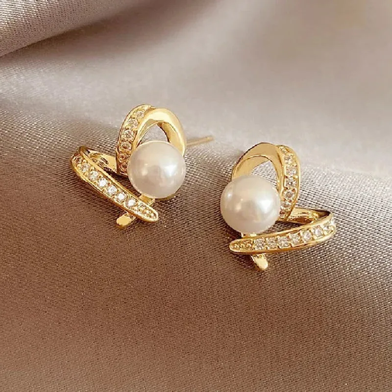 Exquisite Zircon Small Triangle Ear Studs for Women Geometric Pearl Heart Shape Earrings Fashion Party Jewelry Gifts