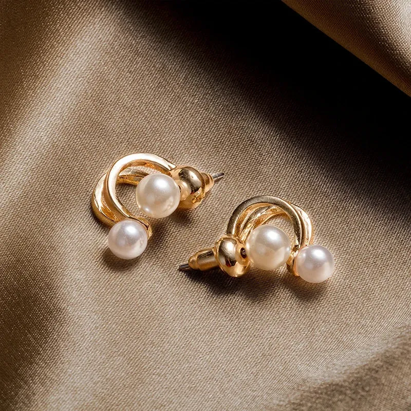 Exquisite Zircon Small Triangle Ear Studs for Women Geometric Pearl Heart Shape Earrings Fashion Party Jewelry Gifts